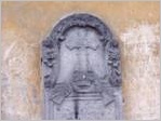 náhrobek na kostelní zdi
