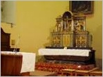 hlavní oltář a obětní stůl